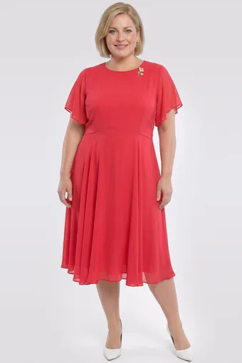 Kék sifon ruha brosssal